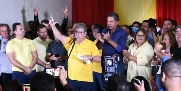 João Azevêdo recebe apoio de 18 prefeitos e 90 vereadores durante plenária do PSB no Cariri