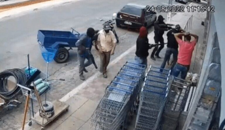Bandidos armados e violentos assaltam Agência bancária Vídeo!
