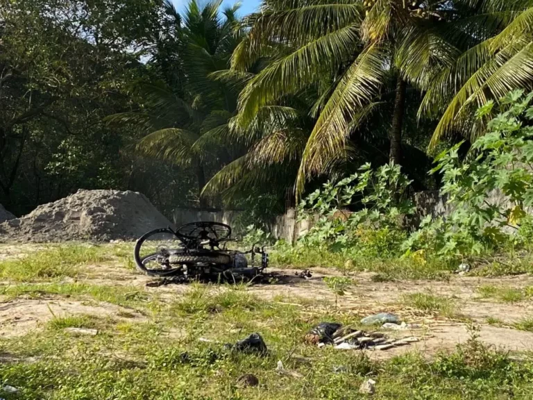 Suposto chefe de facção é morto dentro de casa em Cabedelo e moto de suspeito do crime é incendiada