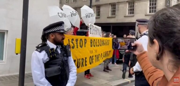 Jair Bolsonaro é alvo de protestos durante viagem a Londres