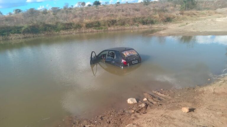 Em Piancó, carro cai dentro de açude e por pouco não causa tragédia