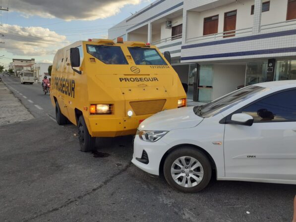 Carro forte e veículo Onix colidem no centro da cidade de Piancó