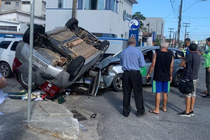 Acidente deixa três veículos destruídos e avenida bloqueada