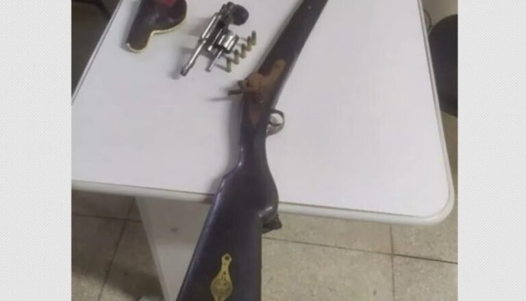 Suspeito de violência doméstica é preso, e armas são apreendidas na casa dele