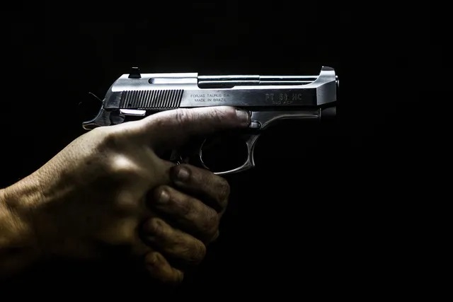 Corpo de homem é encontrado com marcas de tiros em área de mata