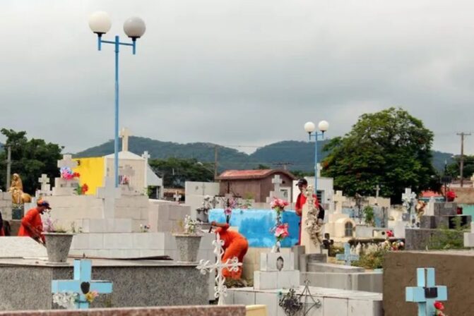 Mulher invade cemitério e tenta desenterrar cadáver de ex-namorado