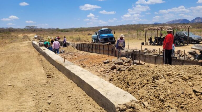 Prefeitura de Catingueira inicia construção de passagem molhada no Sítio Castelo