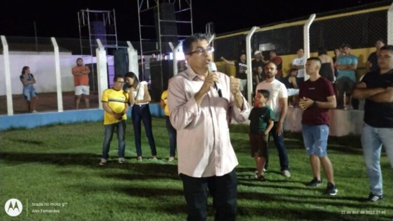 Prefeito de Igaracy entrega premiação e troféus aos campeões do campeonato de futebol da cidade e uma Van 0KM para transporte dos desportistas