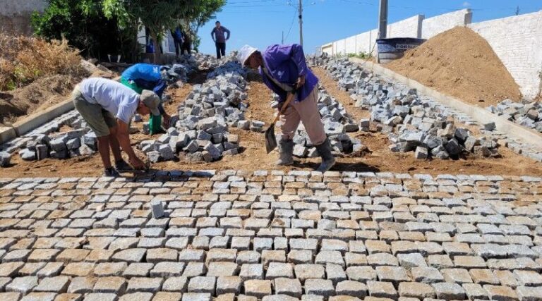 Pavimentação de ruas em Catingueira segue em ritmo acelerado