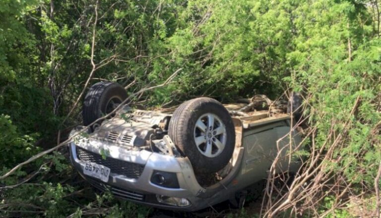 Motorista perde controle de carro e capota no Vale do Piancó