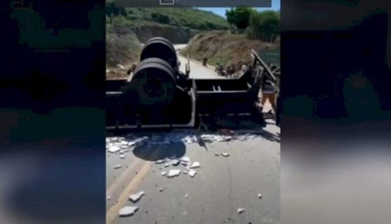 Caminhão tomba em rodovia no Vale do Piancó
