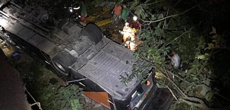 Ônibus com time de futebol cai de ponte e deixa mortos e feridos na BR-116