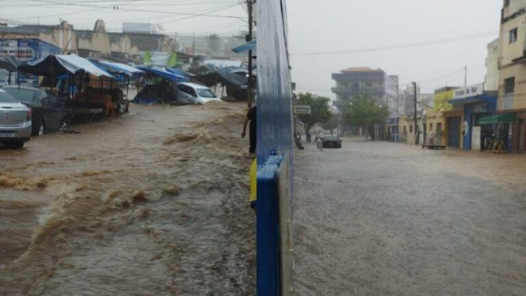 VÍDEO: chuva alaga ruas de Guarabira e carros e bancos de feira são arrastados pelas águas