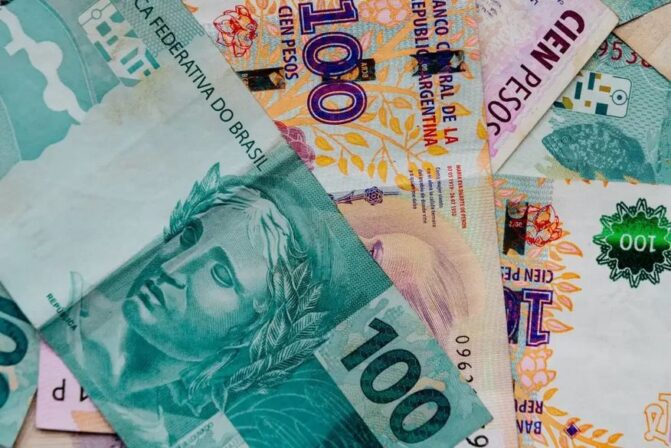 Brasil e Argentina discutem criação de uma moeda comum