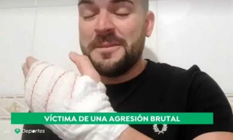 Treinador de clube espanhol é esfaqueado dentro de campo por torcedor