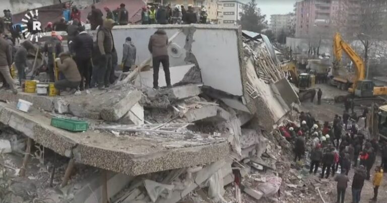 Terremoto na Turquia deixa 600 pessoas mortas e 400 desaparecidas