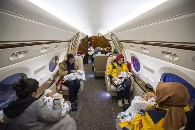 Bebês encontrados em terremoto são transportados em avião