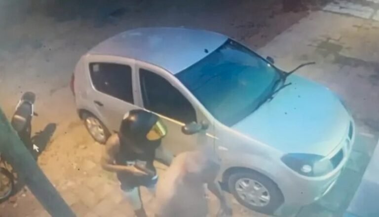 Suspeitos fazem moradores reféns e roubam objetos e cachorra da família