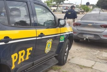 PRF apreende veículos adulterados e prende homem com mandado de prisão na Paraíba