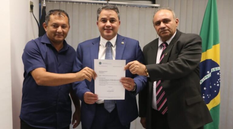 Em Brasília, Prefeito de Catingueira consegue Retroescavadeira para o município