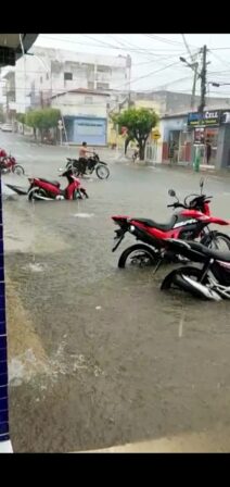 Em Piancó, chuva de 37.9milimetros deixa rua alagada no centro da cidade
