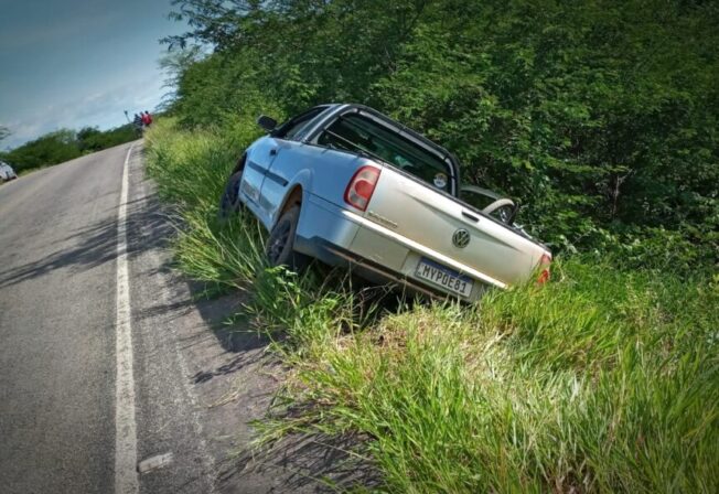 Motorista perde controle do carro e vai parar fora do asfalto no Vale do Piancó