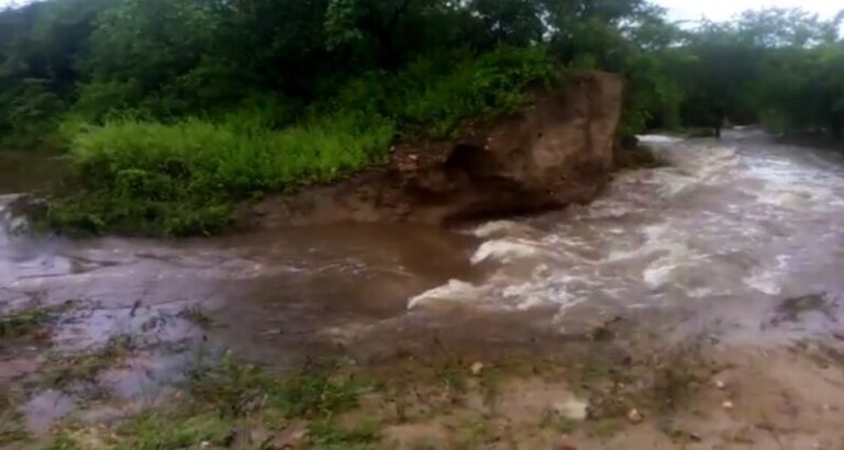 Chuva provoca arrombamento de açude em Emas