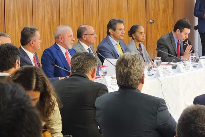 João Azevêdo participa de solenidade com Lula de assinatura de decretos que ampliam investimentos em saneamento