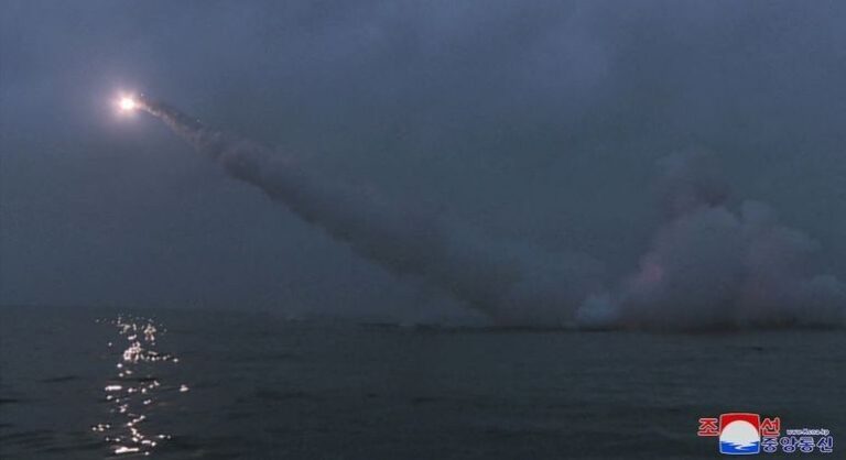 Coreia do Norte dispara míssil nuclear submarino