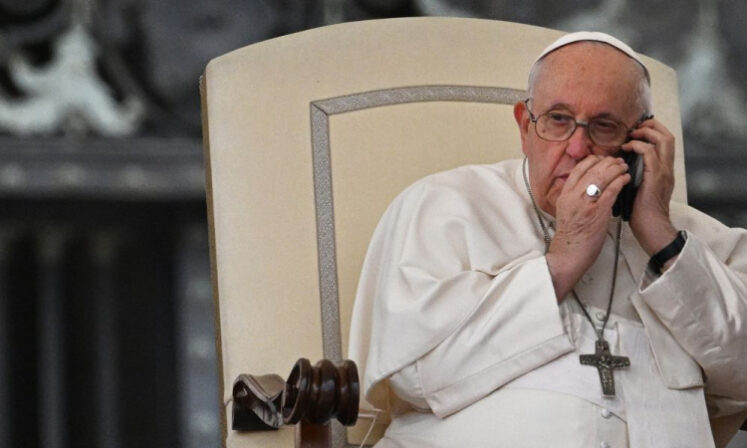Papa Francisco pausa audiência para atender ligação e deixa fiéis esperando