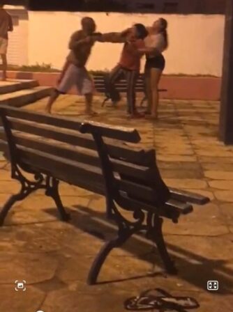 Cenas fortes!Vídeo! Em Piancó, suspeito esmurrar duas mulheres em praça pública