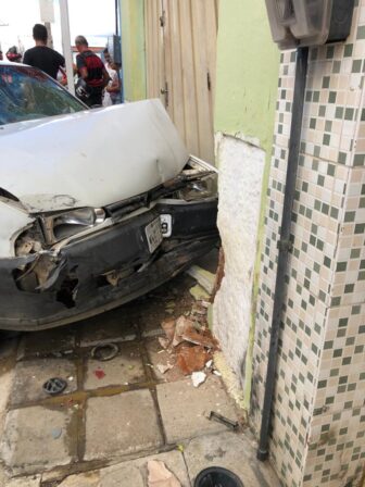 Acidente entre carro e moto deixa um PM ferido em Piancó