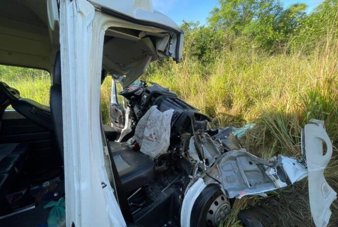 Três vítimas do acidente entre van da cidade de Conceição e caminhão seguem em estado grave
