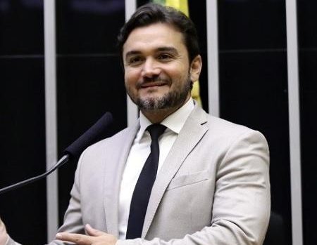 Lula confirma Celso Sabino para Ministério do Turismo