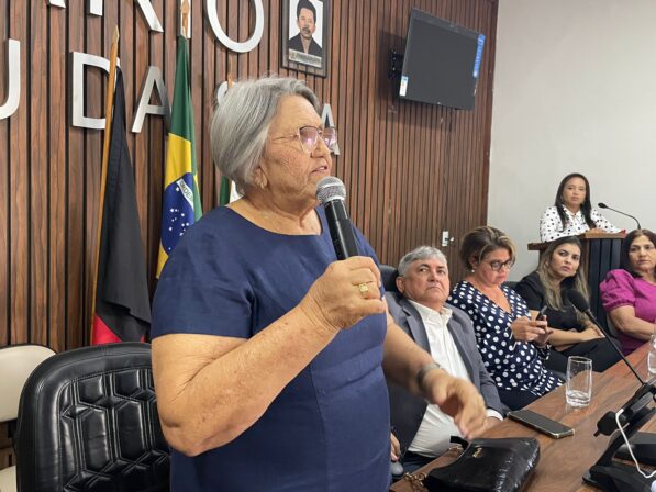 Prefeita e secretaria de Educação de Emas prestigiam posse dos novos diretores e adjunto escolares do município