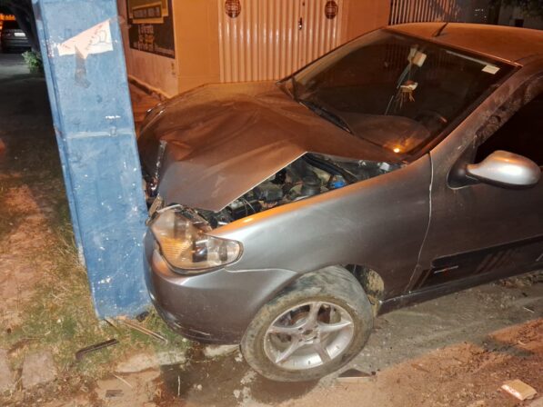 Em Piancó, acidente entre carros deixa veículo parcialmente destruído