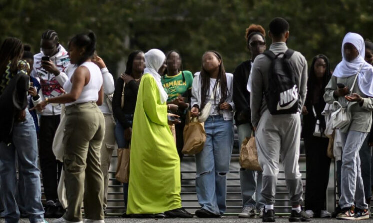 Jovens muçulmanas são impedidas de entrar em escolas da França após proibição da abaya