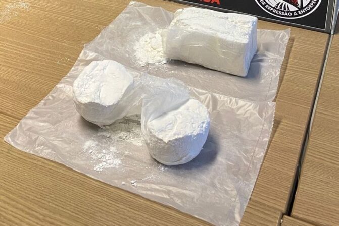 Dupla é presa ao receber mais de 1kg de cocaína