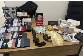 Suspeitos são presos com armas, 57 celulares e R$ 11 mil reais, a dupla é suspeita de assaltos e roubos em Piancó