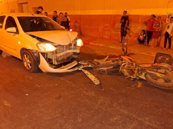 Em Piancó, batida entre moto e carro deixa um ferido no centro da cidade