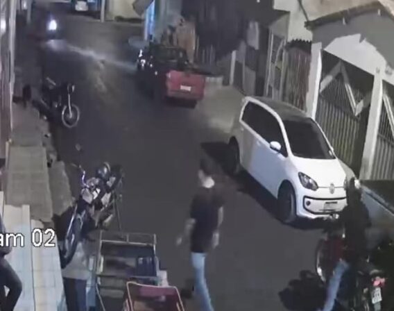 Vídeo! Em Piancó, motoqueiros armados levam dinheiro e celulares de mercadinho