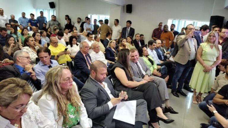 João reúne deputados da base e oposição para liberar emendas