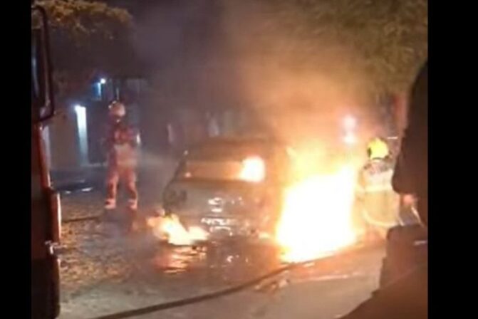 Homem ateia fogo em viatura da polícia, tenta fugir, mas acaba preso em Patos