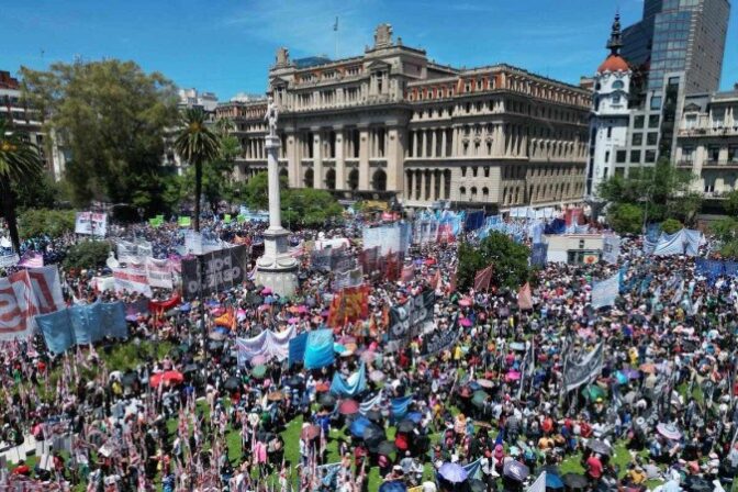 Argentina enfrenta inconformismo nas ruas e medidas extras na economia