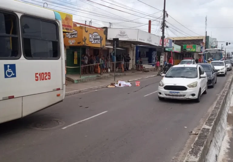Mulher cai debaixo de ônibus e morre após ter cabeça esmagada
