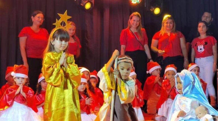 Prefeitura de Catingueira-PB promove Cantata de Natal e encanta população com decoração natalina