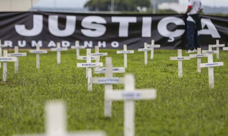 Cruzes na Esplanada lembram vítimas de tragédia em Brumadinho
