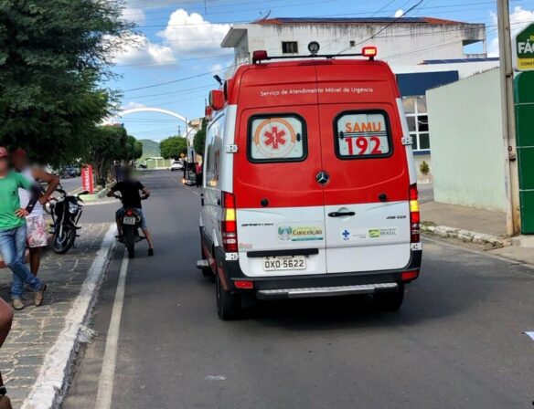 Jovem fica ferido durante acidente de moto, em Conceição