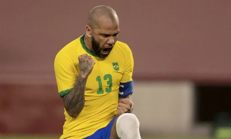 Daniel Alves é condenado a mais de quatro anos de prisão