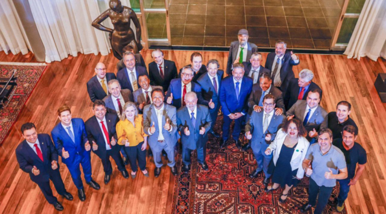 Em gesto de aproximação, Lula reúne Lira e líderes da Câmara para happy hour no Alvorada